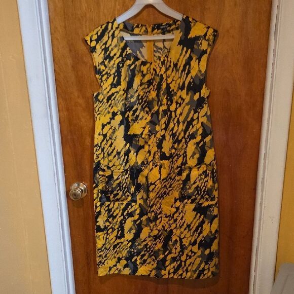 Black and Yellow Sheath Mini Dress with Crew Neck - Picture 8 of 8
